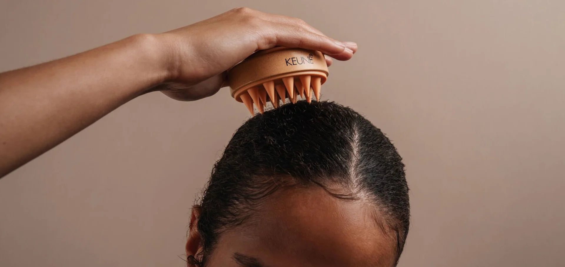 Discover the secrets of the Scalp Brush